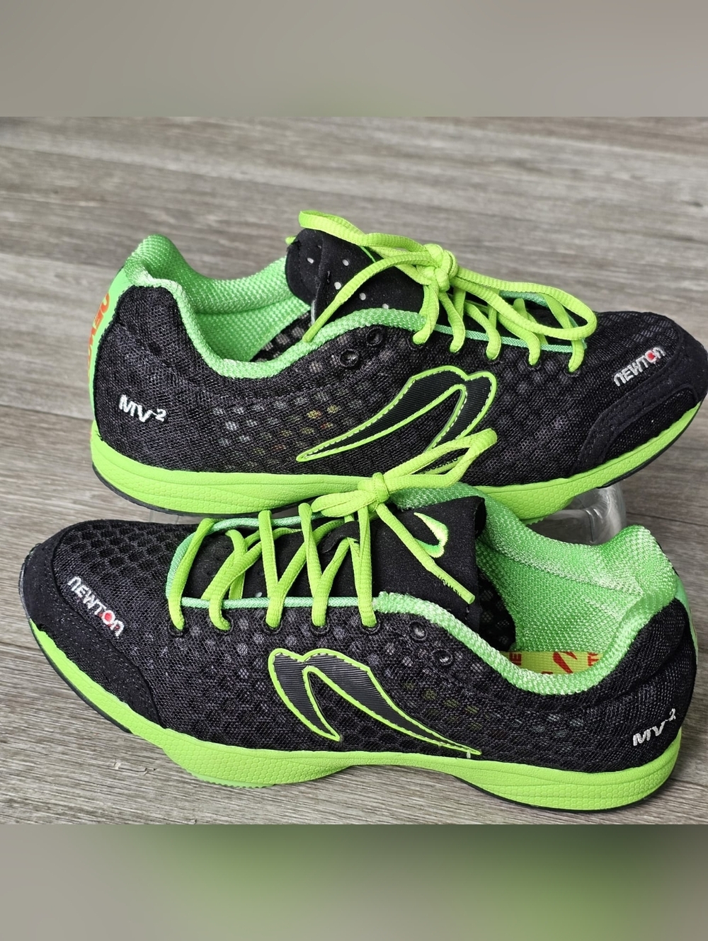 B9 Newton Mv2 Womens Shoes Sz 8 Athletic Running Black Green Lace Sneakers EUC